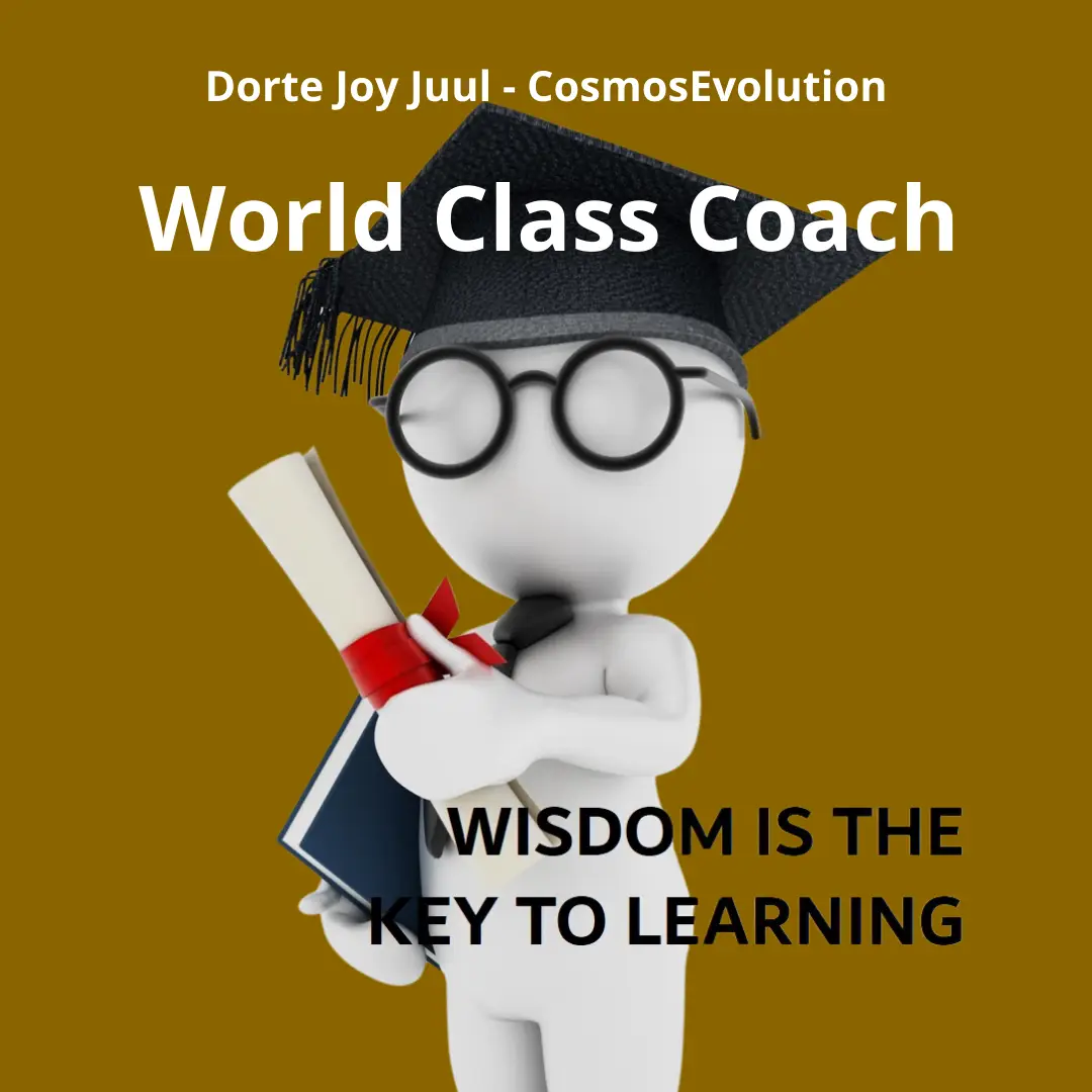 Illustration af en figur med briller og en kandidat-hat, som holder en bog og et eksamensbevis. Teksten på billedet lyder: 'World Class Coach - Wisdom is the key to learning'. Navnet 'Dorte Joy Juul - CosmosEvolution' står øverst på billedet, hvilket indikerer en coaching- eller læringsrelateret service.