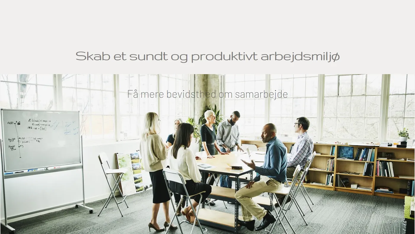 Medarbejdere samles om et bord i et lyst kontor med teksten 'Skab et sundt og produktivt arbejdsmiljø. Få mere bevidsthed om samarbejde'.