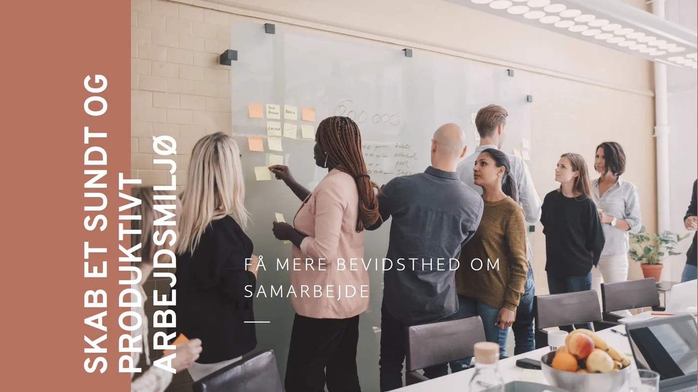 Medarbejdere, der samarbejder om projektplanlægning ved et whiteboard, for at fremme et sundt og produktivt arbejdsmiljø.