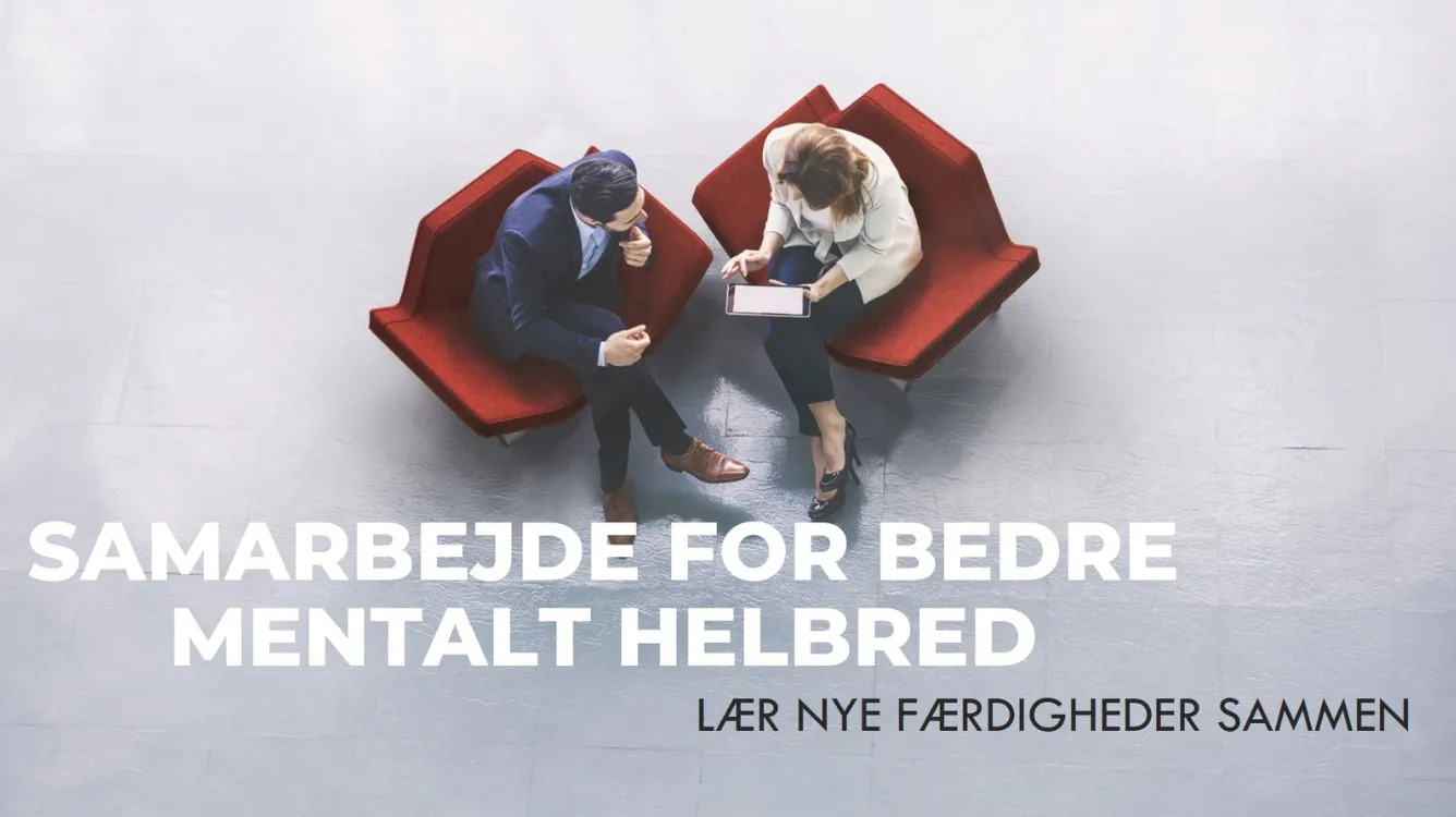 To personer i samtale, der samarbejder om bedre mentalt helbred ved hjælp af digitale værktøjer.