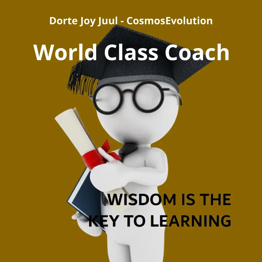 Illustration af en figur med briller og en kandidathat, som holder en bog og et eksamensbevis. Teksten på billedet lyder: 'World Class Coach. Wisdom is the key to learning'. Navnet 'Dorte Joy Juul, CosmosEvolution' står øverst på billedet.
